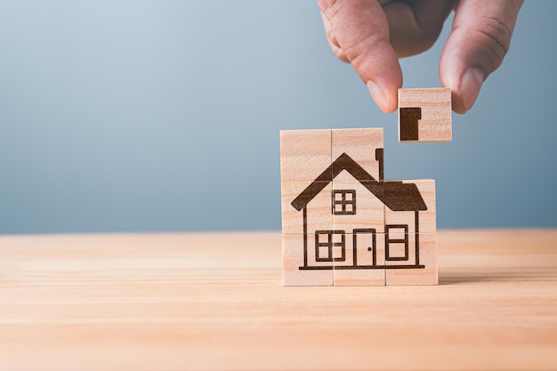 Vastgoedinvesteringen en woninghypotheekfinanciering vastgoedconcept houten blokpuzzel met huis