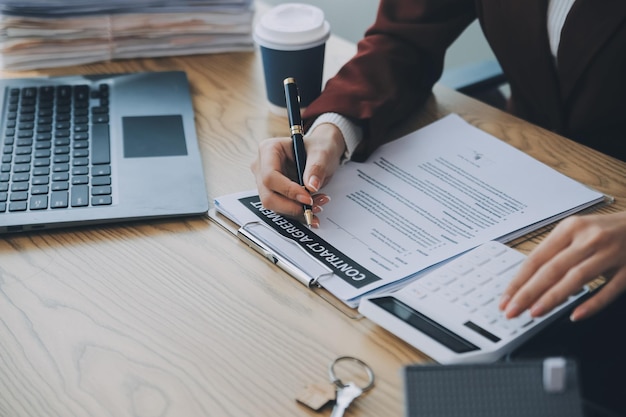 Vastgoedmakelaar en klant bespreken een contract om onroerend goed of eigendom te kopen, te verzekeren of te lenen