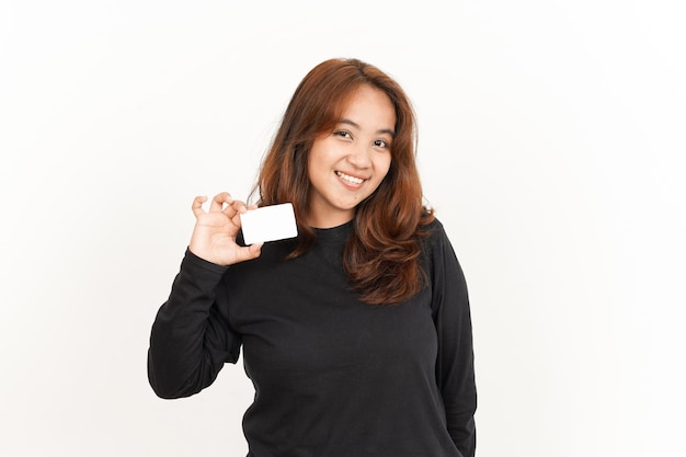 Vasthouden en tonen van een blanco creditcard of bankkaart van een mooie Aziatische vrouw die een zwart shirt draagt