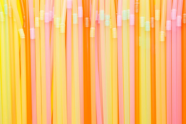 Foto vat een kleurrijk van plastic stro samen dat voor drinkwater of frisdranken wordt gebruikt. selectieve aandacht. ruimte kopiëren