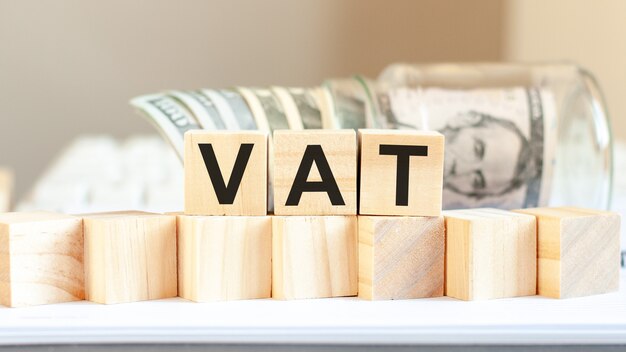 사진 나무 블록에 쓰여진 vat 단어