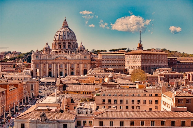 Foto vaticaanstad. st. peters basiliek. panoramisch uitzicht over rome en de sint-pietersbasiliek, italië.