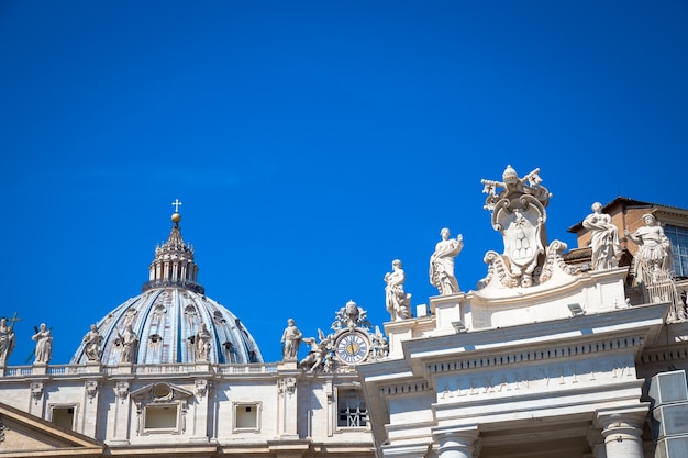 ローマのバチカン市国。ベルニーニ列柱の上にある聖ペテロ教会キューポラの詳細