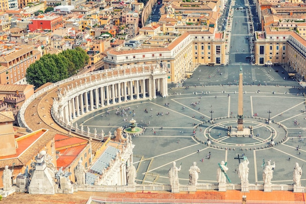 バチカン広場と使徒の像聖ペトロ大聖堂からの景色ローマイタリア