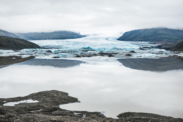 Vatnajokull氷河、Hoffellsjokull氷河湖。アイスランドの南海岸。山の景色を望む美しい風景。