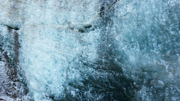 아이슬란드의 Vatnajokull 빙하 얼음 동굴은 겨울철 아이슬란드 날씨에 얼음 블록을 부서뜨렸습니다. 서리와 눈이 덮인 크레바스 내부, 아이슬란드 풍경의 거대한 빙산. 핸드헬드 샷.