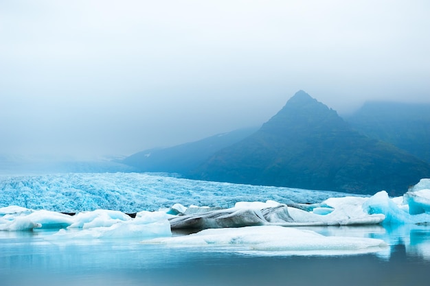 Vatnajokull-gletsjer en Fjallsarlon-gletsjermeer met ijsbergen, zuidelijk IJsland