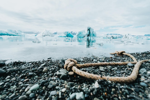 Ледник айсберга ватнайокудль в ясный день на исландской веревке на берегу для кораблей