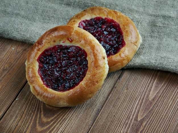 나무 배경에 cowberry.Russian pastry.on와 Vatrushkai- 패티