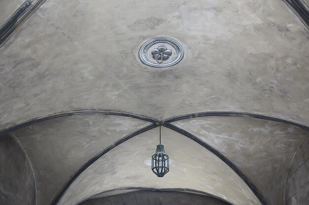 vaulted ceiling in the arch, architectural element