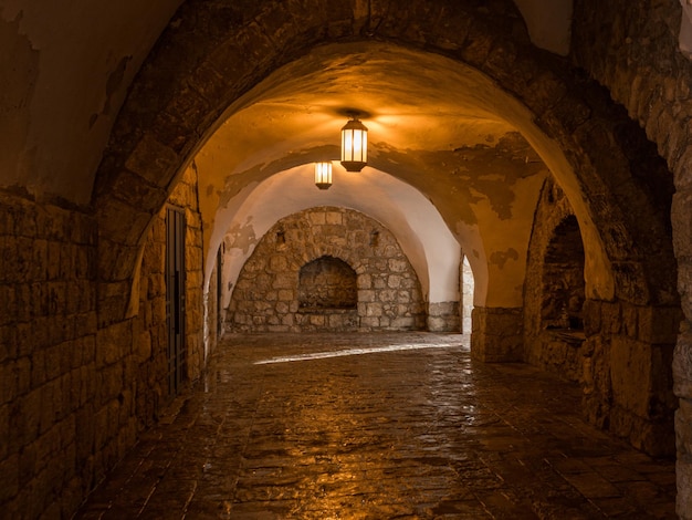 Foto il corridoio a volta di un antico monastero di gerusalemme