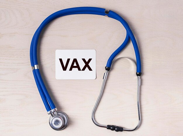青い聴診器を使用したVaxワード医療ワクチン接種の概念