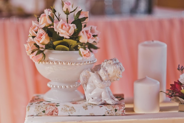 Vazen met boeketten bloemen als decoratie-elementen van het feest