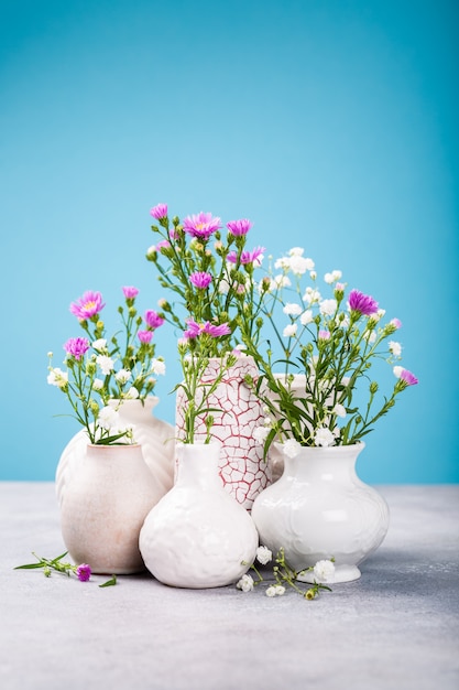 Vazen met prachtige bloemen op een licht tafel