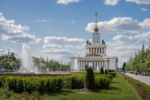 VDNH Het centrale paviljoen op de achtergrond van fonteinen en bloemen Rusland Moskou