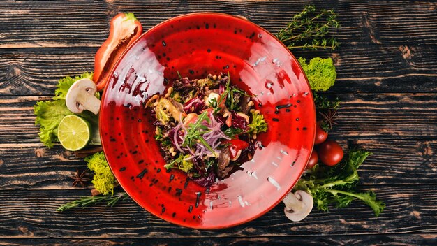 Салат из телятины с кедровыми орехами и овощами Вид сверху Свободное место для текста На деревянном фоне