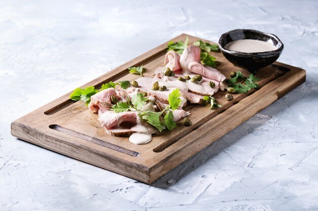 Photo veal with tuna sauce vitello tonnato