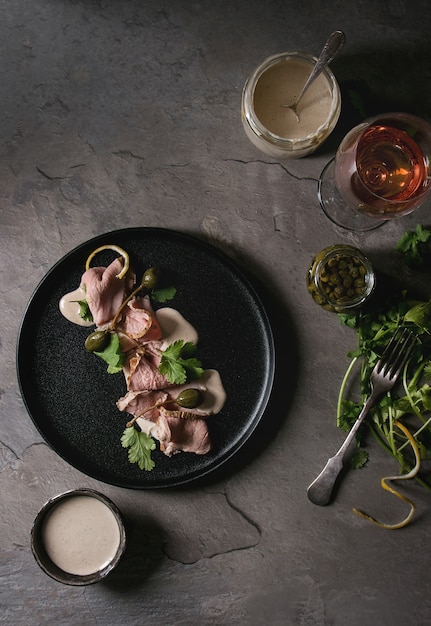 Photo veal with tuna sauce vitello tonnato