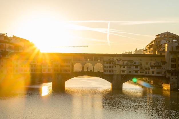 Photo vecchio bridge florence italy in the morning.