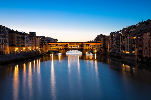 Ponte vecchio firenze italia al mattino.