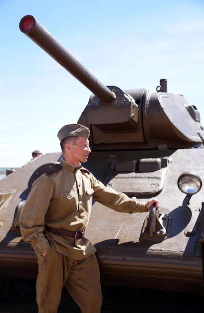 Foto vechter van het rode leger in de vorm van tijden van de tweede wereldoorlog bij de t34-tank