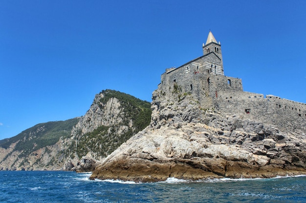 Photo veduta dal mare della chiesa di san pietro a portovenere liguria