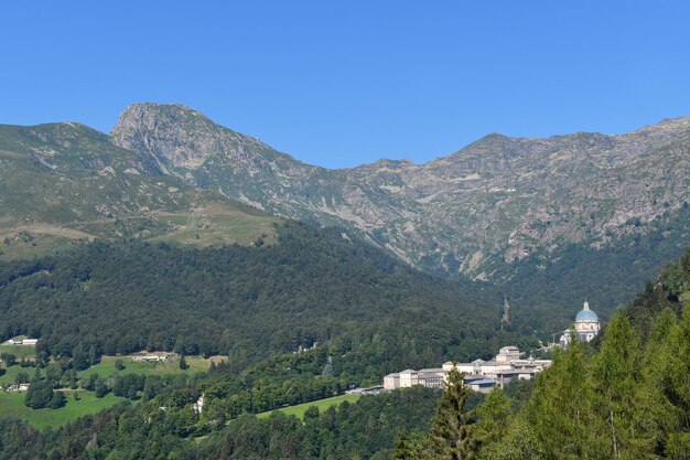 Photo veduta del santuario di oropa nel biellese