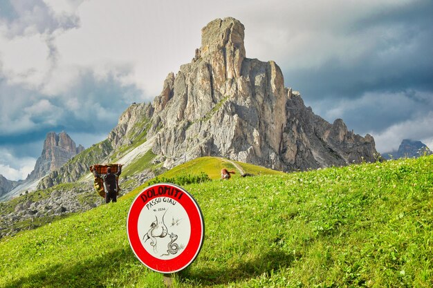 Foto veduta frontale del monte ra gusela dal passo giau trentino alto adige