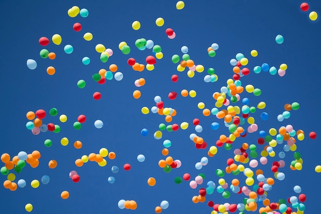 Veel ballonnen in de lucht tijdens de viering