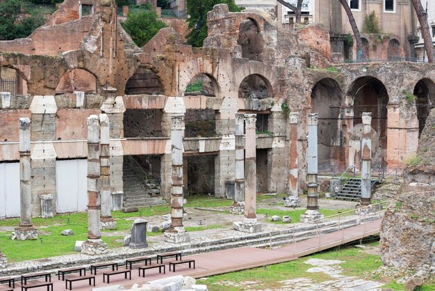 Veel banken en ruïnes in de buurt van hen in de stad Rome