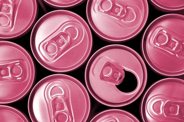 Veel blikjes frisdrank frisdrank of energiedrankjes Veel gerecyclede blikjes gemaakt van aluminium Afbeelding afgezwakt in Viva Magenta kleur van het jaar 2023