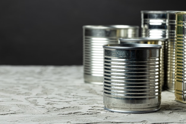 Foto veel blikjes met maaltijden zoals vlees en vis op tafel, geconserveerd voedsel, close-up