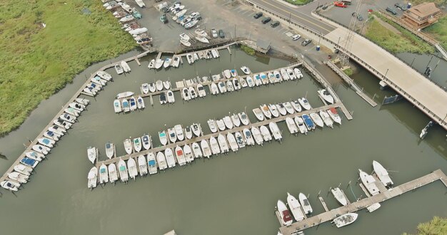 Veel boten en jachten zijn in de buurt van de pier in de oceaanbaai op een zonnige zomerdag