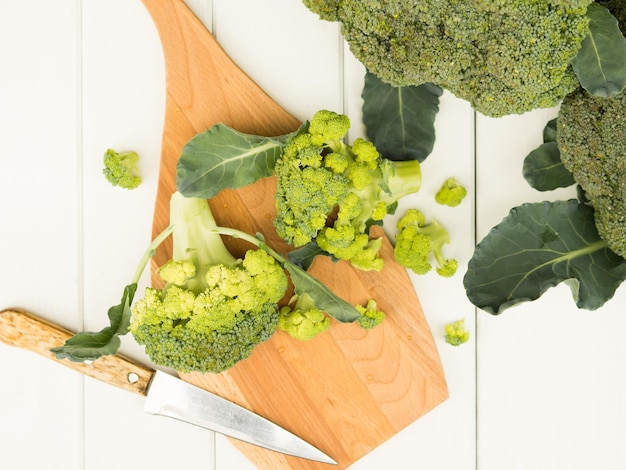 Veel broccoli voor dieet en gezond eten Verse groene broccoli op tafel Biologische producten