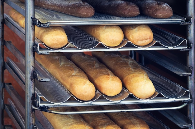 Veel brood op de etalage in de bakkerij van Istanbul