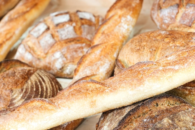 Veel brood op de etalage in de bakkerij van Istanbul