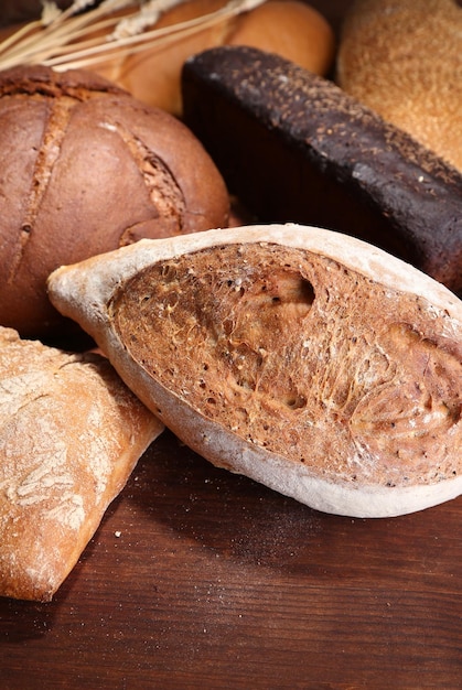 Veel brood op een houten bord