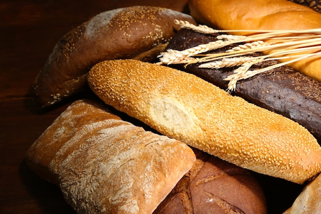 Veel brood op een houten bord