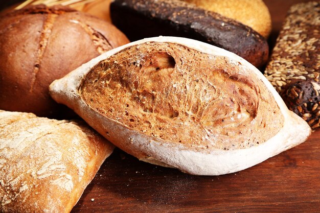 Veel brood op een houten bord