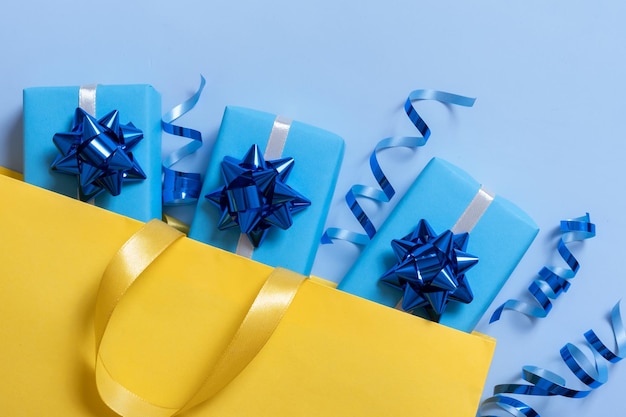 Veel cadeaus voor het vakantieconcept Vakantiegeschenkdozen met strikken in een cadeauzakje op een gekleurde achtergrond