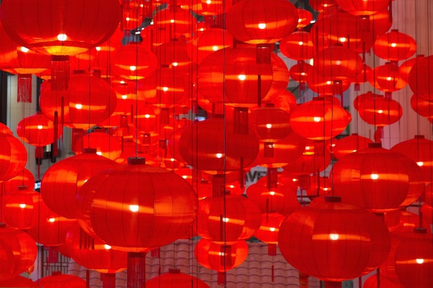 Veel Chinese rode lantaarns als nieuwjaarssymbool. Maan vakantie concept. Detailopname.