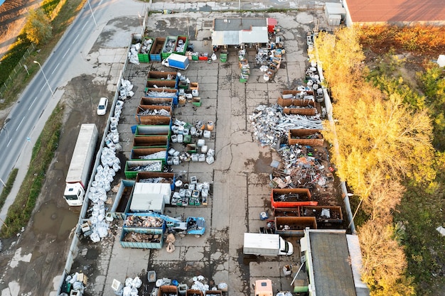 Veel containers voor het sorteren en verder verwerken van schrootafval sorteren vanuit de lucht