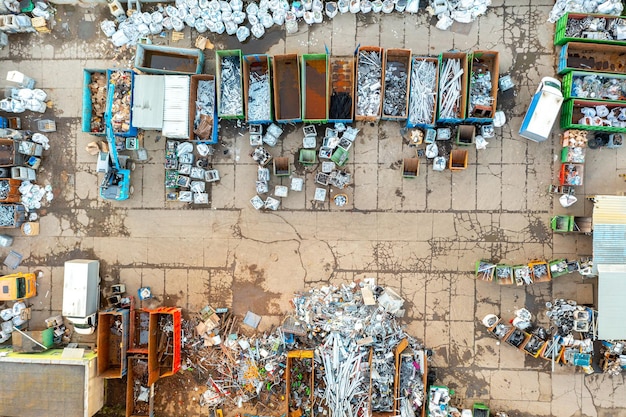 Veel containers voor het sorteren en verder verwerken van schrootafval sorteren vanuit de lucht