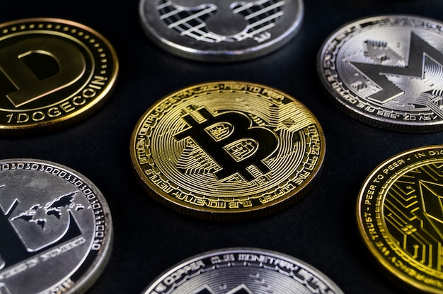 Veel cryptocurrency-munten liggen op een donkere ondergrond