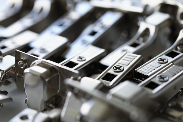 Veel deurdrangers maken deel uit van het metalen beslag van de deurstructuur voor het automatisch sluiten van