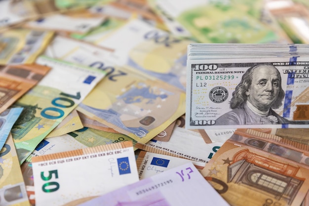 Foto veel dollars en euro's achtergrond en textuur