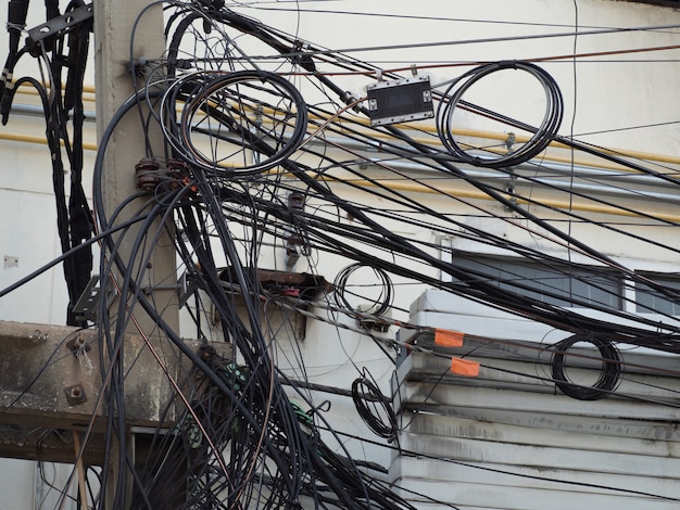 Veel elektrische kabeltelefoonlijnen en CCTV op elektriciteitspaal in elke straat in de stad