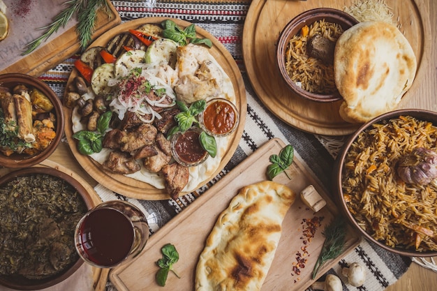 Veel eten op de houten tafel. Georgische keuken. Khinkali en Georgische gerechten