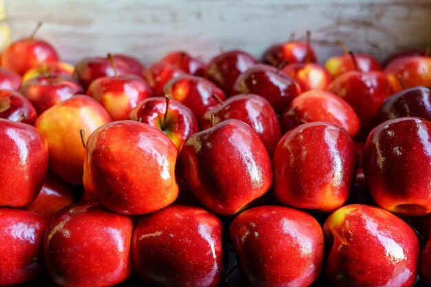 Veel felrode appels in een container geplaatst en gestapeld