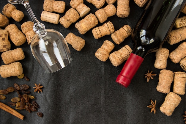 Foto veel files, een glas en een fles wijn